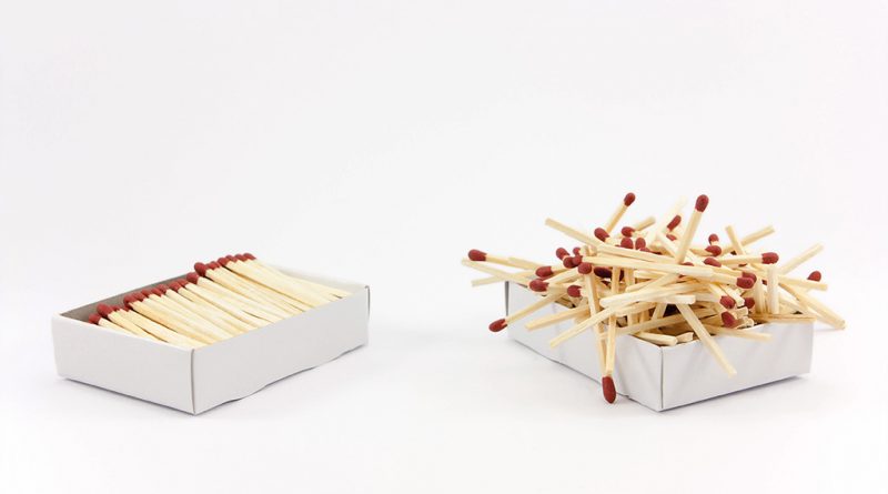 Wie viel ist drinnen? Nicht nur bei der Zündholzschachtel rechts im Bild, sondern auch in Zigarettenpackungen ist das oft schwierig zu sagen, es regiert das Chaos. © carlos_bcn/ AdobeStock