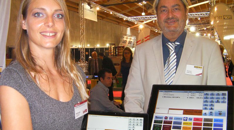 TOPTECH Geschäftsführer Herbert Drexel mit Mitarbeiterin © Wolfgang Maget
