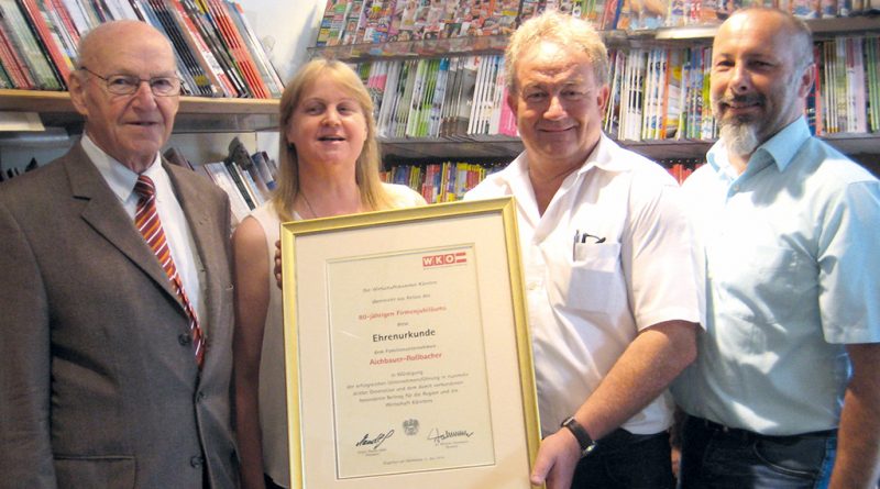 80 Jahre Tabaktrafik Roßbacher: Seniorchef Günther Aichbauer und Judith Roßbacher mit WK-Bezirksstellenobmann Hannes Kandolf sowie Stadtrat Hannes Burgstaller. © Wkk/ KK