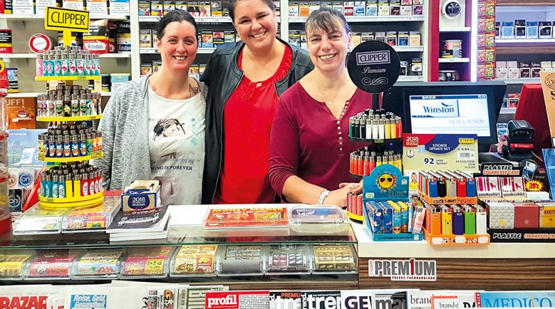 In ihrem Geschäft führt Alexandra Heindl neben Zigaretten, Tabakwaren und Zeitungen auch diverse Kurzwaren. Für die Kunden steht ebenfalls ein Humidor bereit. © Purer
