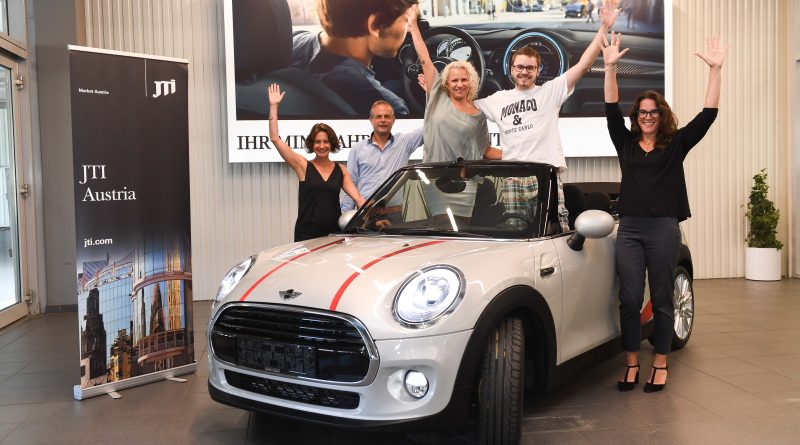Vlnr.: Silvia Polan, Corporate Affairs & Communication (JTI Austria), Thomas Herwirsch, Verkaufsberater (Mini Wien Heiligenstadt), Mitte: Gewinner Daniel Holoubek, Michaela Holoubek, Andrea Schmidt, B&H Brandmanagerin (JTI Austria) © Andi Bruckner/ JTI Austria GmbH