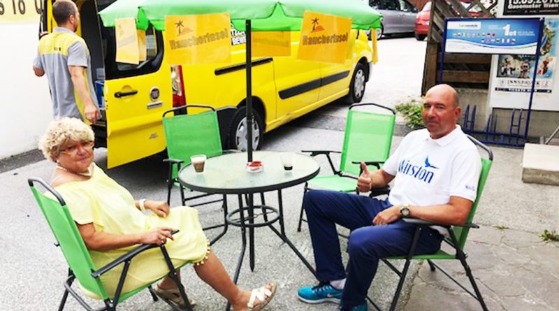 Koffein-Kick: Trafikantin Vera Doppelhammer aus Niederndorf in Tirol und ihr tobaccoland-Gebietsbetreuer waren beim Test vom neuen Coffee to go aus der Trafik begeistert. Auch erste Kundenreaktionen sind durchwegs positiv. © Doppelhammer