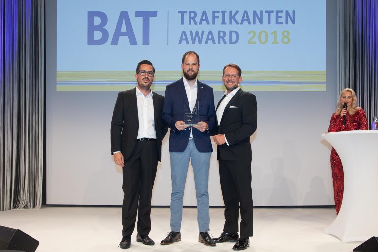 v.l.n.r. Günter Ferstl (BAT), Robert Zwickl (Gewinner Höchstleistung PALL MALL), Roland Rausch (BAT); © BAT/Tanzer
