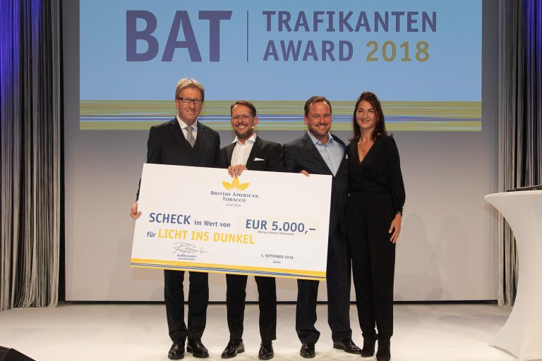 Spendenübergabe: v.l.n.r. Kurt Nekula (Licht ins Dunkel), Roland Rausch (BAT), Hannes Auer (FEURO), Karin Holdhaus (Initiatorin des Trafikanten Award); © BAT/Tanzerula, Roland Rausch, FEURO-Gründer Hannes Auer und Karin Holdhaus © Karin Holdhaus
