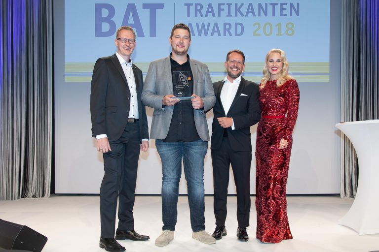 v.l.n.r. Klemens Hubmer (BAT), Michael Loidl (Gewinner Partner des Jahres), Roland Rausch (BAT), Silvia Schneider (Moderatorin); © BAT/Tanzer