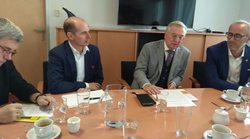 Geschäftsführer der Monopolverwaltung GmbH Mag. Hannes Hofer, Univ.-Prof. Dr. Romuald Bertl und Bundesgremialobmann Josef Prirschl bei der Präsentation des neuen Ablösemodells © Albatros Media/MK