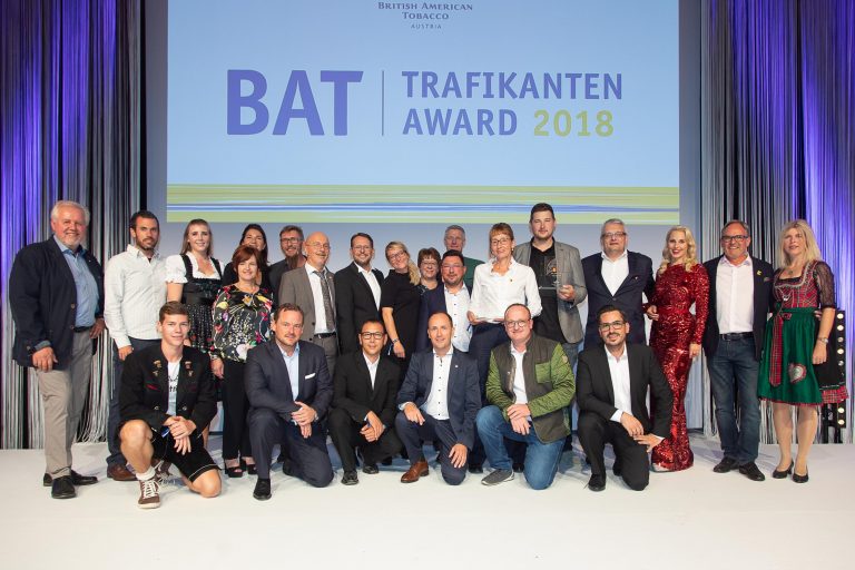 Der VCPÖ (Verband der Cigarren- und Pfeifenhändler Österreichs) feiert „seine“ beiden BAT Award Gewinner Nancy Friedenthal und Michael Loidl © BAT/Tanzer