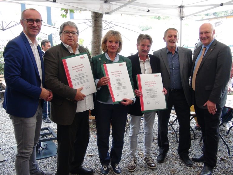 Ehrung der Jubilare (v.l.) BGO Josef Prirschl, Oswald Götzl (35 Jahre), Waltraud Rosenberger und Viktor Köck (beide 30), LGO Zefferer und GF Mag. Günther Knittelfelder © Heribert Kindermann