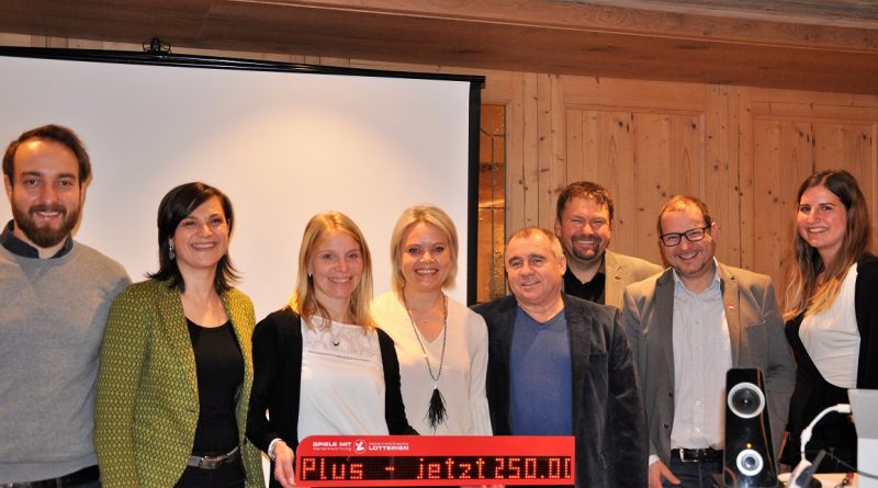 Rainer Mach, Gabi Wieder, Maria Gruber, Eva-Maria Simmerl, Hausherr Karl Schlager, Michi Pürstinger, Robert Freidl, Marina Pichler © Österreichische Lotterien GmbH