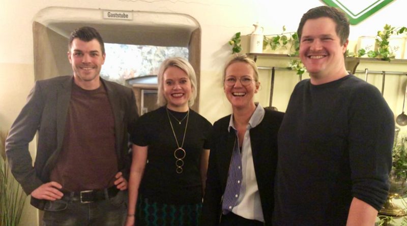 Martin Fertschnig (Außendienstmitarbeiter für Vorarlberg), Eva-Maria Simmerl (Außendienstleiterin West), LGO Vorarlberg Ursula Steurer und VIP-Karten-Gewinner Johannes Huchler © Österreichische Lotterien