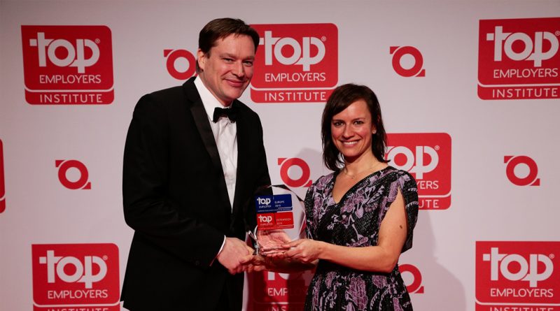 Christian Tobias (Director Human Resources JTI Austria) bei der Preisübergabe mit Ozge Suzen (Chief Marketing Officer Top Employer Institute) © Top Employer Institute