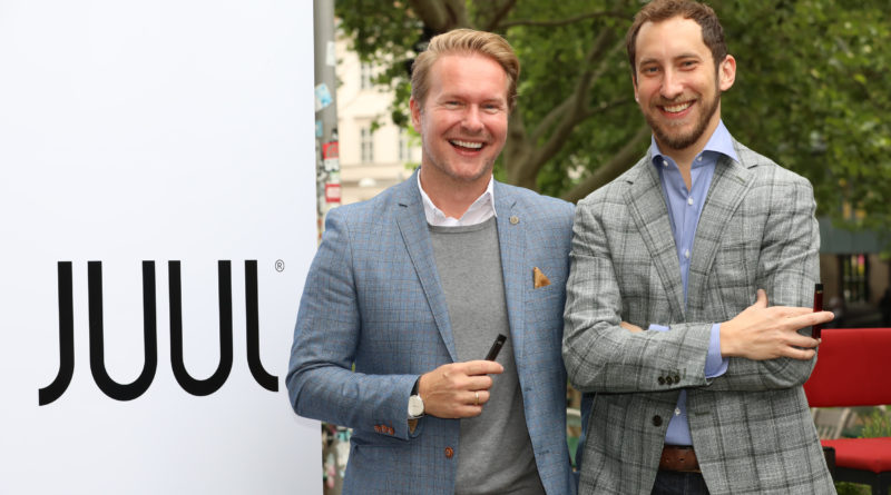 v.l.n.r.: Udo Unterberger (Country Manager JUUL Labs Österreich), James Monsees (JUUL Labs Co-Founder & Chief Product Officer (San Francisco) © JUUL Labs/APA-Fotoservice/Schedl