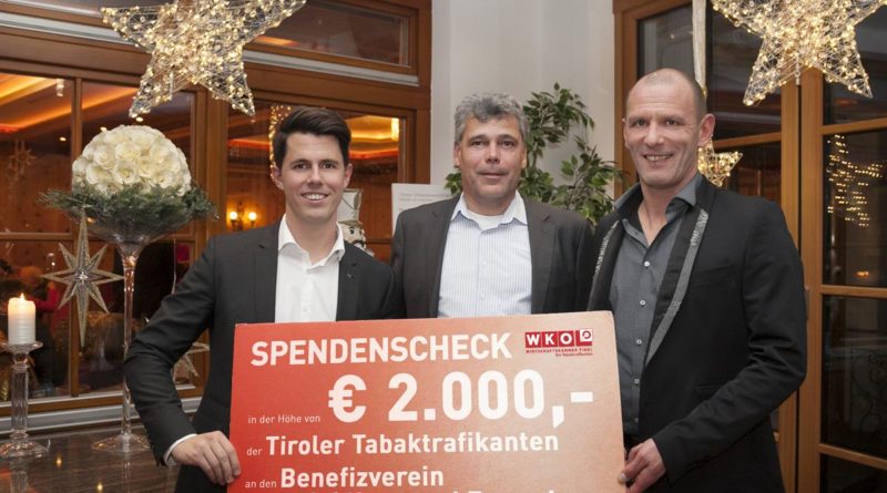Reini Happ bedankte sich bei Gremialobmann Martin Wacker und Simon Franzoi (v.r.) vom Landesgremium der Tiroler Tabaktrafikanten für die großzügige Spenden an seinen Benefizverein. © WKT/Die Fotografen