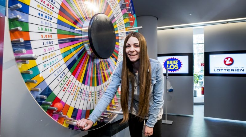 Christina aus OÖ gewann bei der Brieflos Show im Studio 44 der Österreichischen Lotterien 50.000 Euro © Österreichische Lotterien/Achim Bieniek