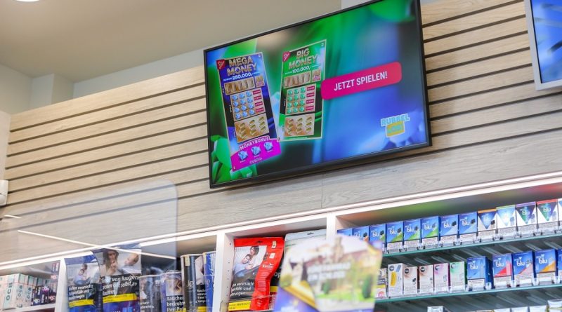 Im Blickfeld des Kunden: Der neue 43-Zoll-Bildschirm der Österreichischen Lotterien. Die Screens gibt es auch in den Größen 32, 49 und 55 Zoll. © Österreichische Lotterien