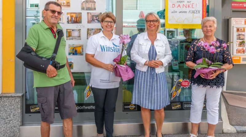 V. l.: Josef Reisinger, Trafikantin Karin Haidinger, Bürgermeisterin Marion Török, Theresa Reisinger © Julia Sandor