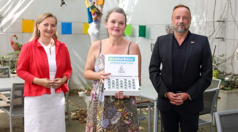 Ralf-Wolfgang Lothert, Director Corporate Affairs & Communication bei JTI Austria, Barbara Klaar (Mitte, Hausleiterin des neunerhauses in der Kudlichgasse) und Ulrike Rabmer-Koller, geschäftsführende Gesellschafterin der Rabmer Gruppe, bei der Übergabe der Ecoturbinos an das neunerhaus. © Katharina Schiffl