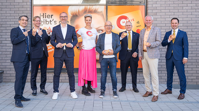 Alfred Holzer und Markus Gremmel (beide Geschäftsführer PROTrafik Service GmbH), Josef Prirschl (Bundesgremialobmann der Tabaktrafikanten), Nina Scheucher (Trafikantin und Gesicht von MARIE), Andreas Schiefer (Landesgremialobmann der Tabaktrafikanten Wien), Christian Kubitschek (CEO Austrian Anadi Bank), Otmar Schwarzenbohler (stv. Bundesgremialobmann der Tabaktrafikanten), Markus Gerstberger (Vorstand Retail, Digital und IT Austrian Anadi Bank) © Thomas Meyer