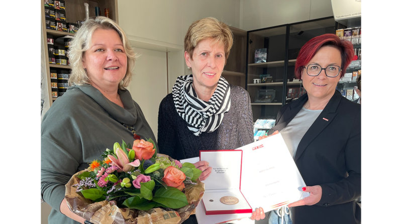 links Angelika Bauer, Obfrau der Tabaktrafikanten, Karin Salamon, Tanja Stöckl, Regionalstellenobfrau © WKB
