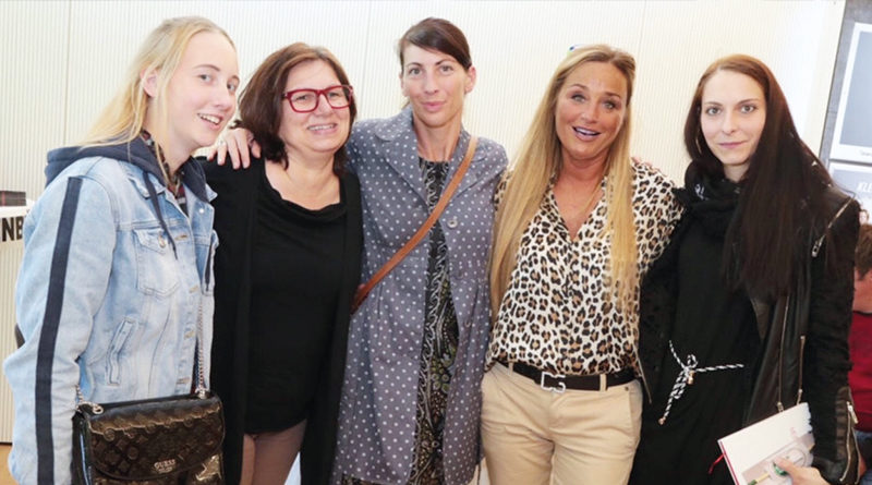 Die lebensfrohe Kärntner Trafikantin Astrid Kolmann (2. v. re.) mit ihrem Team. © privat