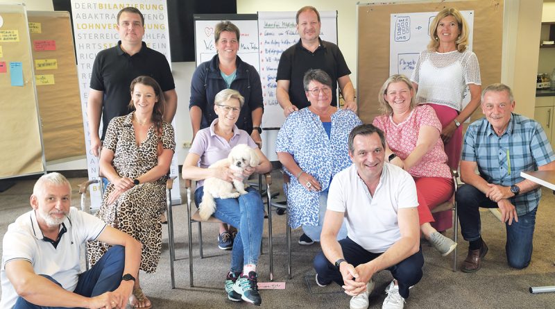 Äußerst zufrieden mit dem Ergebnis des Workshops waren die Teilnehmer Helmut Horngacher, Carina Lassnig, Thomas Prinz, Karin Felzmann, Doris Horvath, Robert Freidl, Heidi Skrdla, Wolfgang Streißnig, Angelika Bauer, Barbara Mannsberger und Harald Zefferer (v. l.). © We
