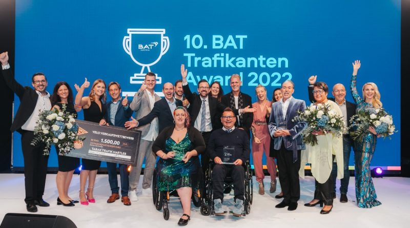 Gruppenbild mit allen Gewinnern, Einreichern, Laudatoren und BAT Austria GF Jochen Hiller; © Philipp Lipiarski