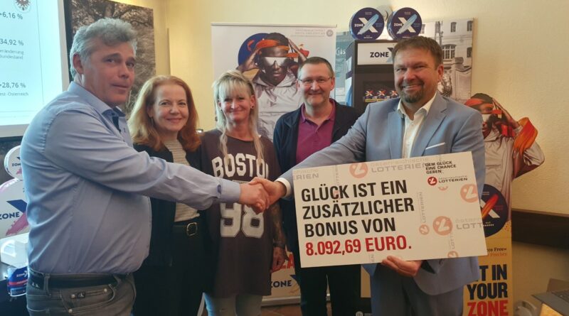 Scheckübergabe an Tiroler Landesgremialobmann Martin Wacker (l.) im Zuge des Stammtisches in Lienz, mit seinen Stellvertreter Mag. Patricia Hagele (2.v.l.) und Josef Sezemsky (2.v.r.); M: die Trafikantin Daniela Bachmann aus Lienz, Gewinnerin eines Dinner & Casino Gutscheins, r.: Michael Pürstinger, Lotterien-Außendienstleiter Region West. © Österreichische Lotterien