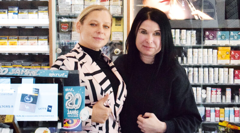 Auf ihr Team kann sich Olesja Schöpf (li.) verlassen. Hier die Trafikantin mit Mitarbeiterin Katarina Bernabe. © privat
