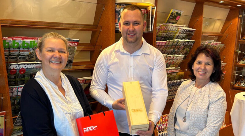 (v.l.) Landesgremialobfrau Angelika Bauer, Senad Adilic und Fachgruppengeschäftsführerin Martina Rauchbauer © WKB