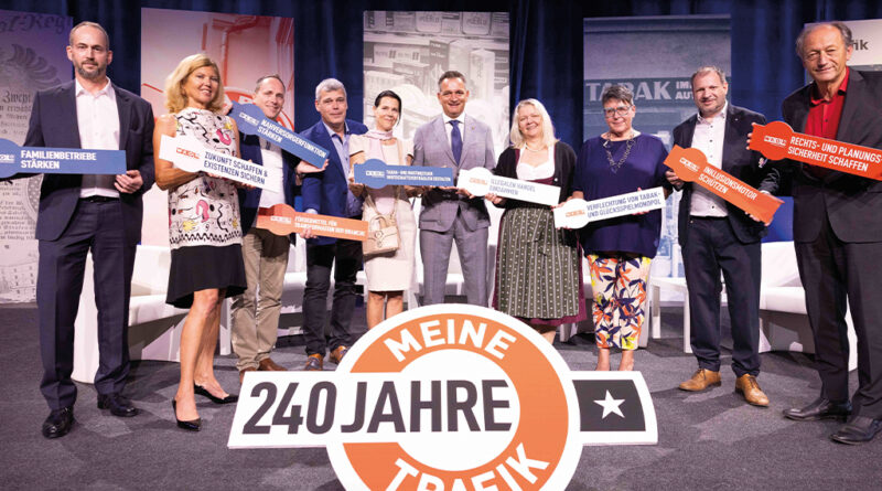 Die Trafikanten-Vertreter aus den Bundesländern fanden sich mit Schildern mit ihren Forderungen auf der Bühne ein. © WKO Bundesgremium der Tabaktrafikanten