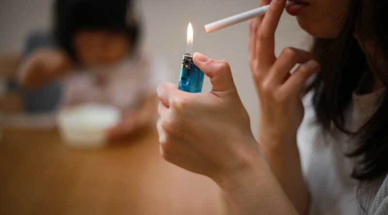 Weder Rauchen noch Dampfen ist neben Kindern ratsam, aber E-Zigaretten sind laut Studie weniger schädlich © AdobeStock/yamasan