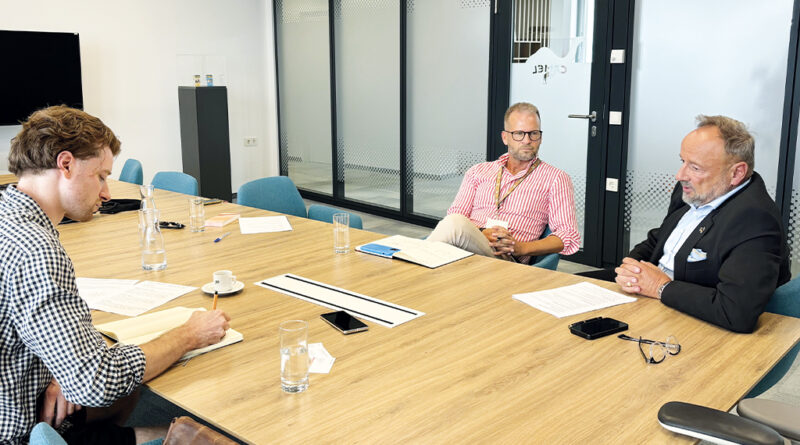 Ralf-Wolfgang Lothert (rechts) und Philipp Langer (Mitte) im Gespräch mit Filterlos. © JTI Austria