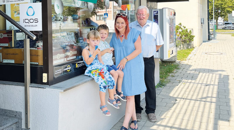 Der ehemalige Bundesgremialobmann Herbert Göltl mit seiner Tochter Martina Göltl-Langer, die im burgenländischen Gols ihre Trafik betreibt, und seinen Enkelkindern. © privat