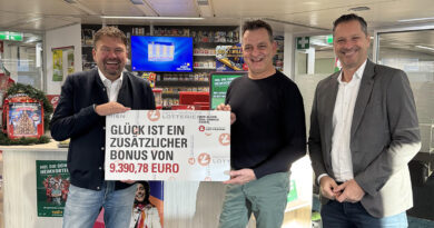 Michael Pürstinger, Regionale Außendienstleiter (links), und Vertriebsleiter Christian Allesch übergaben den Siegerscheck an Wolfgang Streissnig als Vertreter des Kärntner Landesgremiums. © Österreichische Lotterien