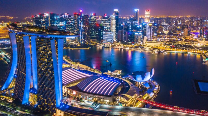 Singapur ist für strenge Gesetze und Strafen bekannt © AdobeStock/Kalyakan skyline