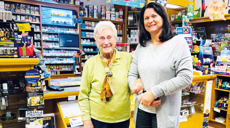 Helga Kreditsch (re.) mit ihrer Mutter Anna Kammersberger. © privat