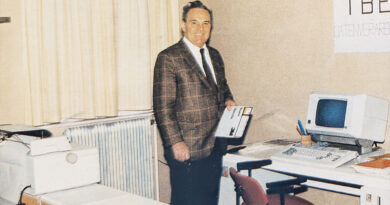 Diplom-Kaufmann Franz Illinger mit einer Diskette erster Generation, einem Endlospapierdrucker und dem IBM-Computer System/23 Datamaster, Modell 5324 von 1981. © We