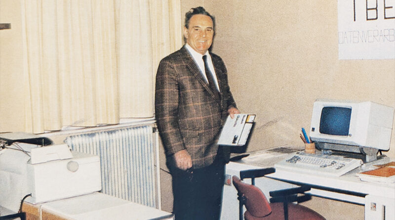 Diplom-Kaufmann Franz Illinger mit einer Diskette erster Generation, einem Endlospapierdrucker und dem IBM-Computer System/23 Datamaster, Modell 5324 von 1981. © We