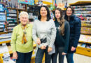 In der Tabaktrafik Kreditsch in der Obersteiermark führt heute Helga Kreditsch (2. v. l.) das Geschäft, das zuvor lange von ihrer Mutter Anna Kammersberger (links) betrieben wurde. © privat