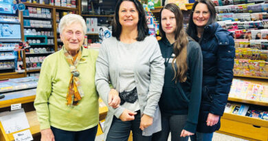 In der Tabaktrafik Kreditsch in der Obersteiermark führt heute Helga Kreditsch (2. v. l.) das Geschäft, das zuvor lange von ihrer Mutter Anna Kammersberger (links) betrieben wurde. © privat