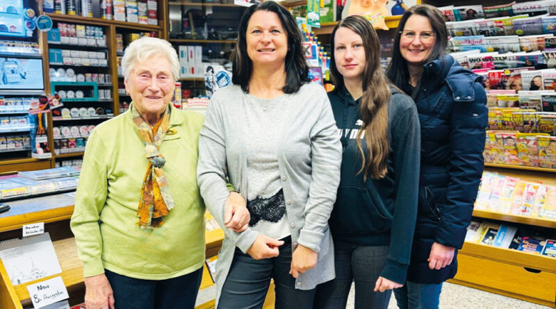 In der Tabaktrafik Kreditsch in der Obersteiermark führt heute Helga Kreditsch (2. v. l.) das Geschäft, das zuvor lange von ihrer Mutter Anna Kammersberger (links) betrieben wurde. © privat