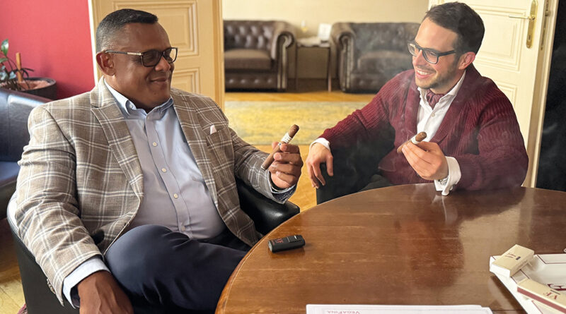 Pedro Ventura teilt mit Begeisterung seine Erfahrung und Leidenschaft für handgemachte Premiumzigarren von Tabacalera. © Reinhard Pohorec