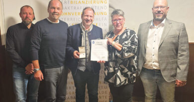 Das neue Team mit Roland Pamminger (l.), Peter Brandmayr (2. v. l.) und Thomas Pichler (r.). Robert Freidl (Mitte) durfte von Obfrau Heidi Skrdla die Goldene Ehrennadel der We entgegennehmen. © We