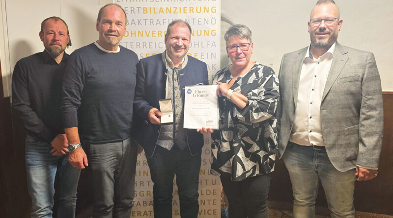 Das neue Team mit Roland Pamminger (l.), Peter Brandmayr (2. v. l.) und Thomas Pichler (r.). Robert Freidl (Mitte) durfte von Obfrau Heidi Skrdla die Goldene Ehrennadel der We entgegennehmen. © We