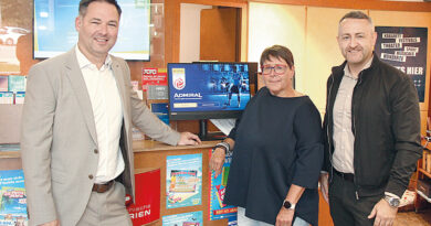 Heidi Skrdla mit Günter Stückler (Leitung Segment Sportwettenterminal, l.) und Projektmananger Mersad Tubic vor dem neu in-stallierten Kioskterminal in ihrer Trafik. © Admiral Sportwetten