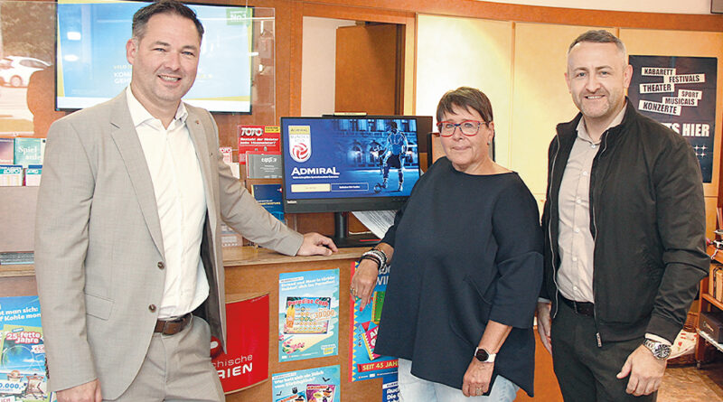 Heidi Skrdla mit Günter Stückler (Leitung Segment Sportwettenterminal, l.) und Projektmananger Mersad Tubic vor dem neu in-stallierten Kioskterminal in ihrer Trafik. © Admiral Sportwetten