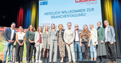 Landesgremialobfrau Barbara Mannsberger (Mitte) mit ihren Stellvertretern Ingke Reich (li.) und Michael Foggenberger (re.) sowie den Mitgliedern des Landesgremialausschusses. © Foto Fischer!