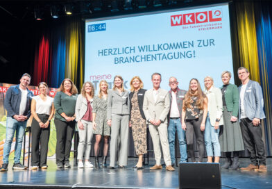 Landesgremialobfrau Barbara Mannsberger (Mitte) mit ihren Stellvertretern Ingke Reich (li.) und Michael Foggenberger (re.) sowie den Mitgliedern des Landesgremialausschusses. © Foto Fischer!