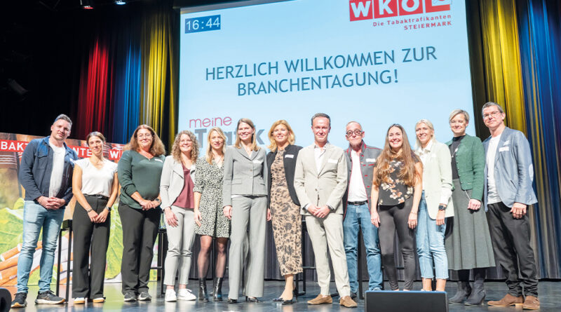 Landesgremialobfrau Barbara Mannsberger (Mitte) mit ihren Stellvertretern Ingke Reich (li.) und Michael Foggenberger (re.) sowie den Mitgliedern des Landesgremialausschusses. © Foto Fischer!