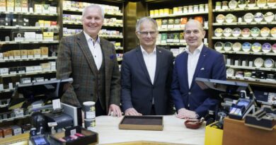 (v.l.) Bundesgremialobmann Otmar Schwarzenbohler, Finanzminister Markus Marterbauer, MVG-Geschäftsführer Hannes Hofer © MVG